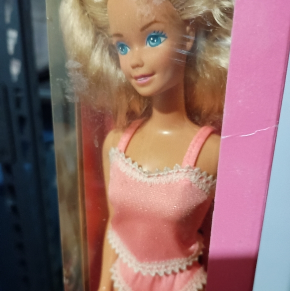 Fun to Dress & Fashion Play 3 Barbie Bundle - Picture 6 of 11